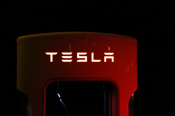 Tesla 將發表電動半掛卡車，產能遭質疑